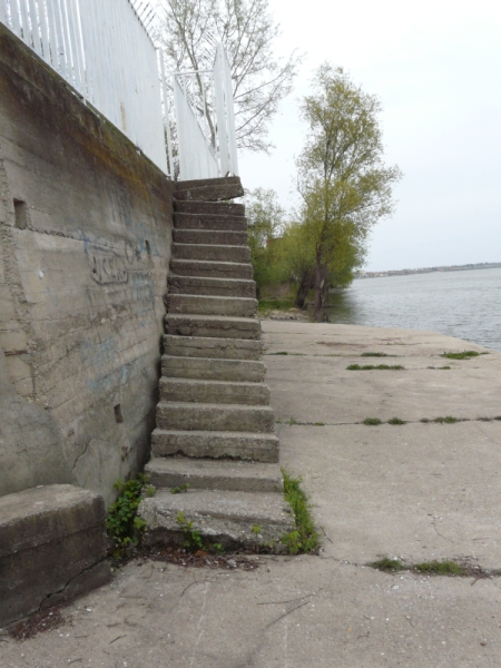 Aufstieg zum Hotel Stari Banovci Donau 12