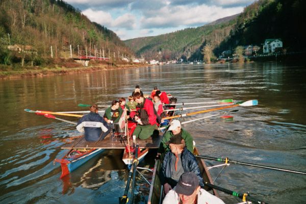 Barke und Vierer auf der Elbe