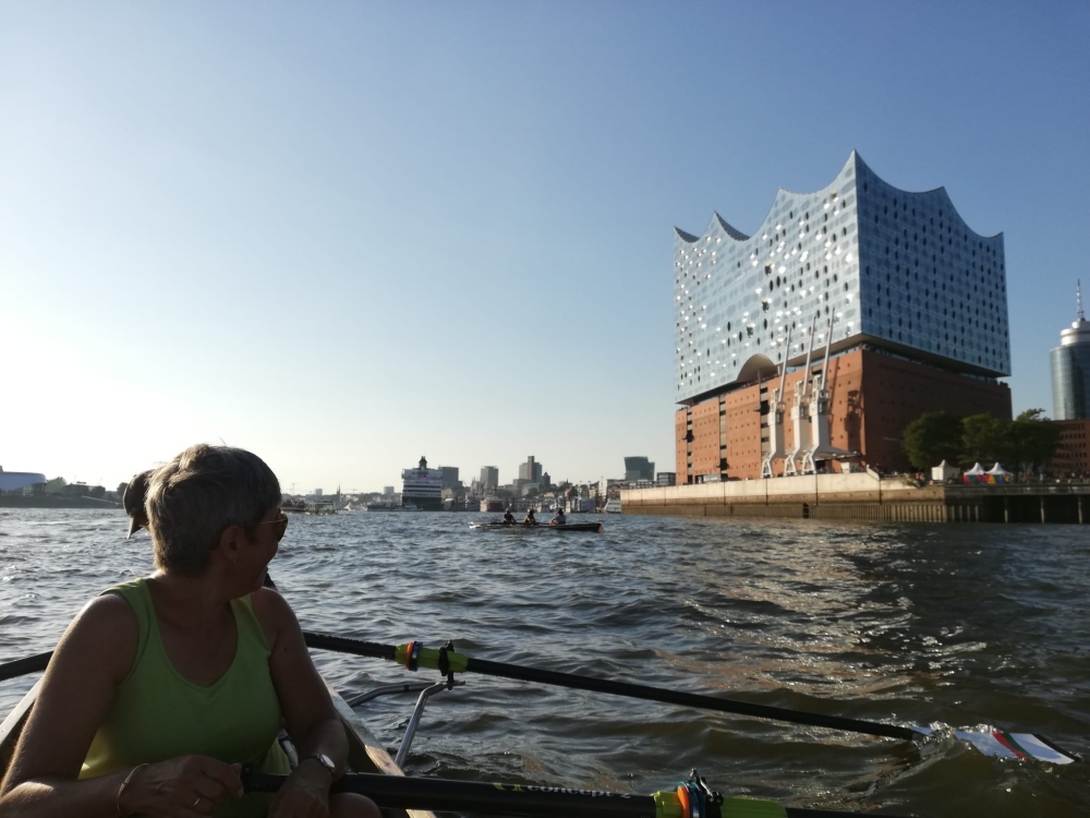 Berlin-Hamburg-2024_Elbphilharmonie_mit_Boot