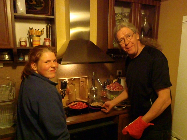 Blondinen beim kochen Donau 2013