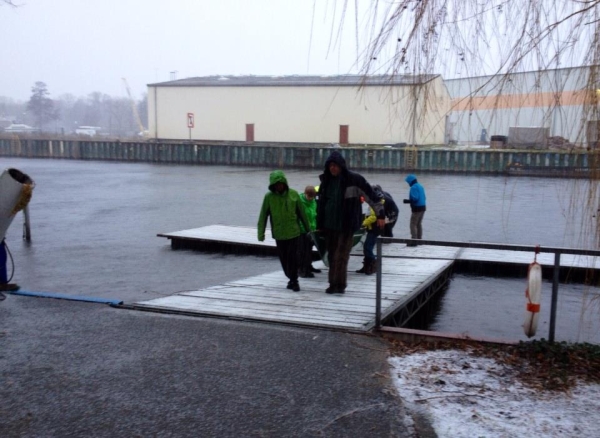 Boote bei Hevella rausnehmen im Graupelschauer 2014