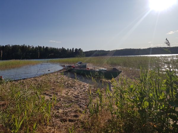 Boote ueber der Brandungslinie gelagert 2019