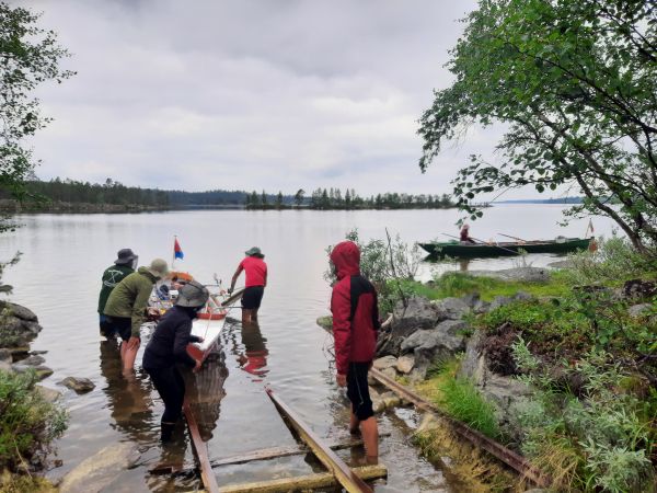 Bootsschleppe zum Soulisjrvi mit Ruderboot Inari 2022