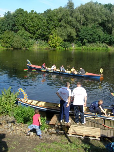 Die ersten Drachen auf dem Weg zum Start Drachenbootcup_ 2010