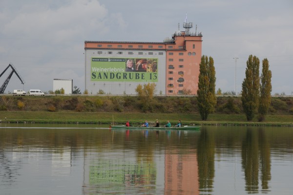 Donau mit Werbung D09