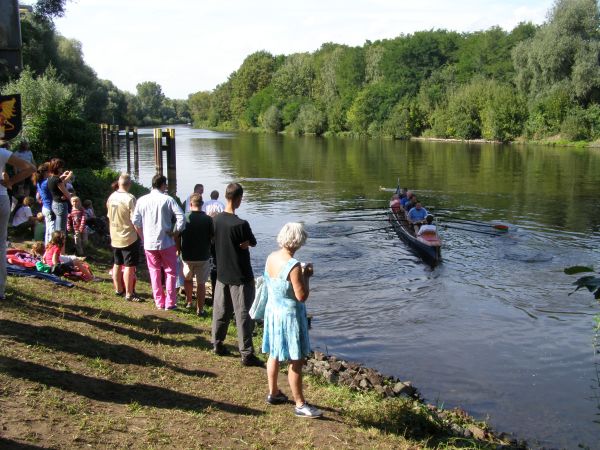 Drachenboot auf dem Weg zum Start DB10