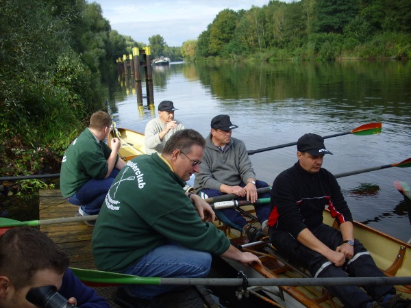 Drachenbootruderer am Steg 07