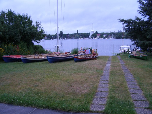 Dresdenia Boote auf der Wiese J08