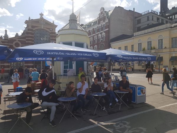 Eis essen vor der Markthalle Helsinki 2019