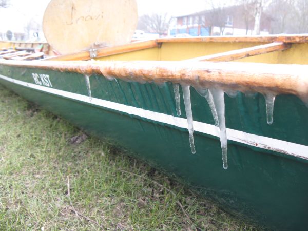 Eiszapfen am Ruderboot Weser2011