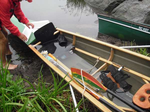 Etwas Regenwasser im Ruderboot S10