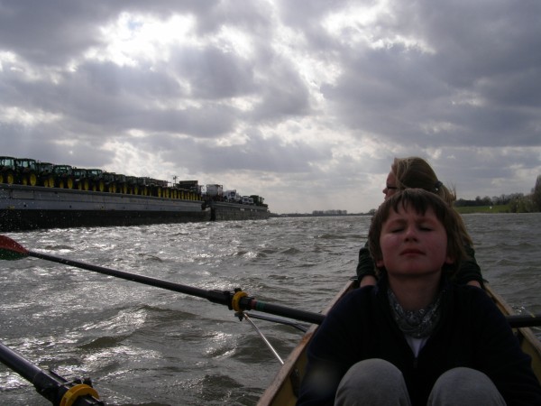 Frachter auf dem Rhein mit Ruderboot SMR08