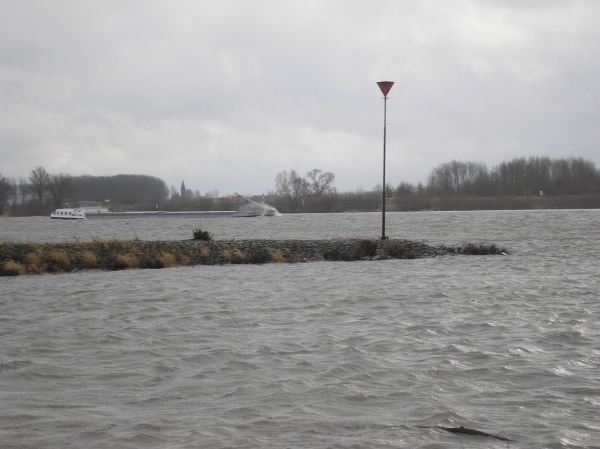 Frachter im Sturm RH08