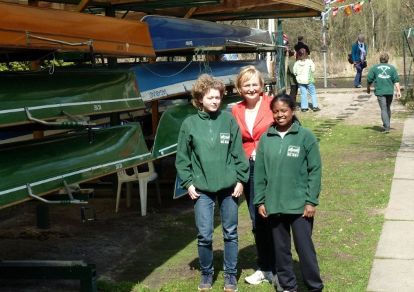 Frau Wicklein mit Nirina und Elina Tag der offenen Tuer 2013