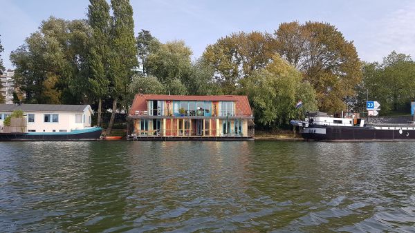 Hausboot in Arnheim Rhein 2019