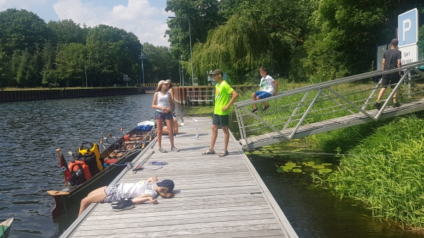 Havel Ruderer warten vor der Schleuse Mecklenburg 2020