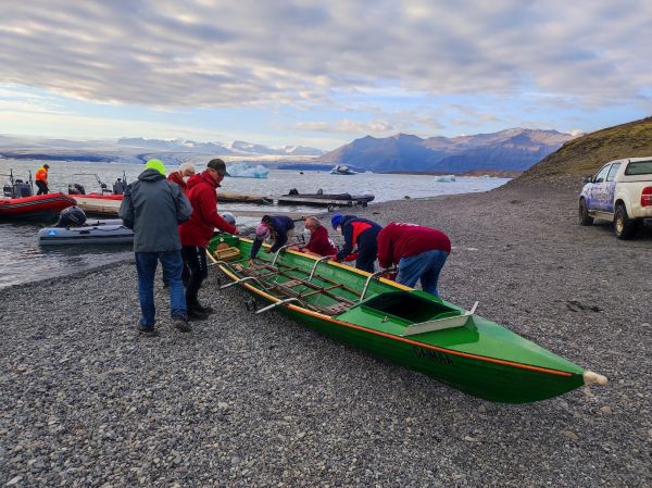 Inrigger am Ufer der Eislagune Island 2022