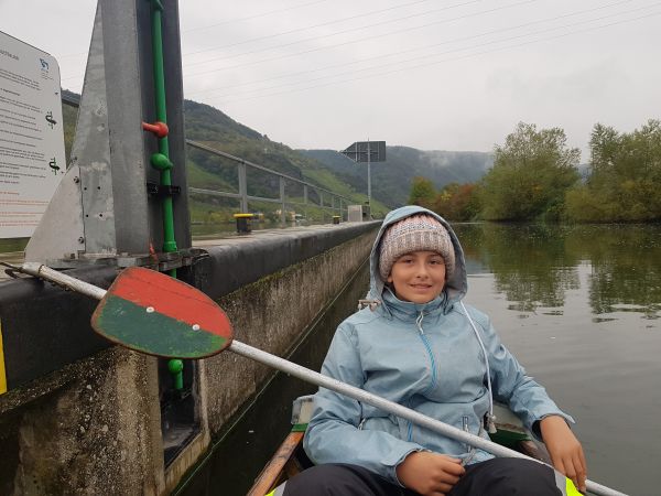 Johanna wartet vor der Schleuse Mosel 2019