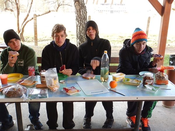 Jugend beim Fruehstueck Donau 2016