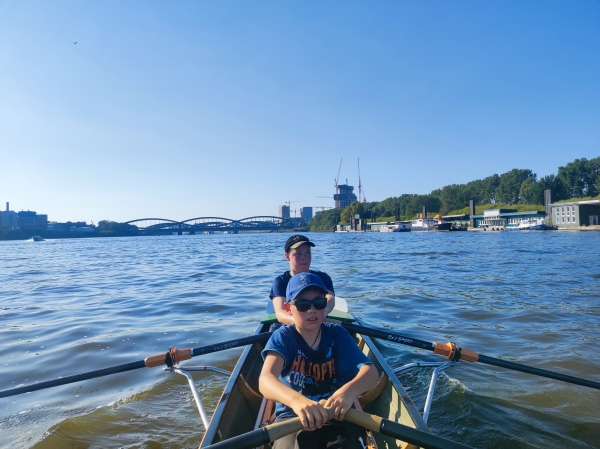 Kinder Ruderboot EInfahrt Hamburg 2023