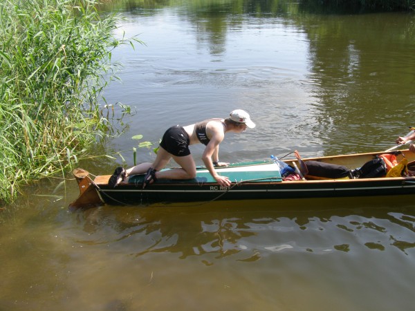 Kirsten steigt ins Ruderboot P09