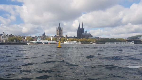 Koeln Stadtdurchfahrt Rhein 2019