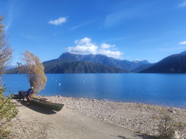 Lac Serre Poncon Ruderboot am Ufer 2023