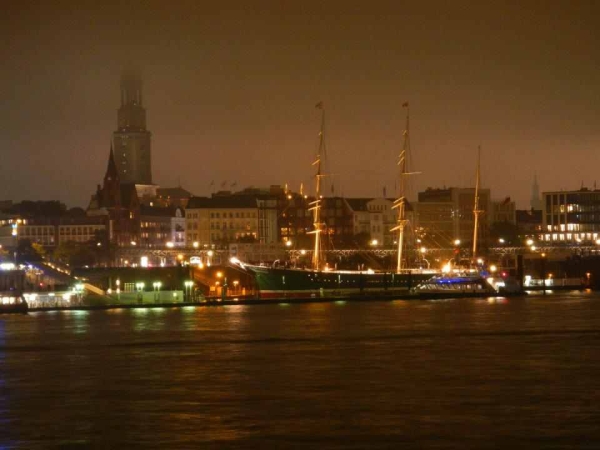 Landungsbruecken bei Nacht USE2012