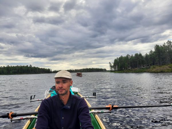 Lars im Ruderboot Inari 2022