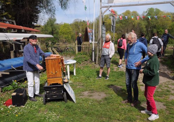 Leierkastenmann Rbezahl beim Tag der offenen Tr 2022