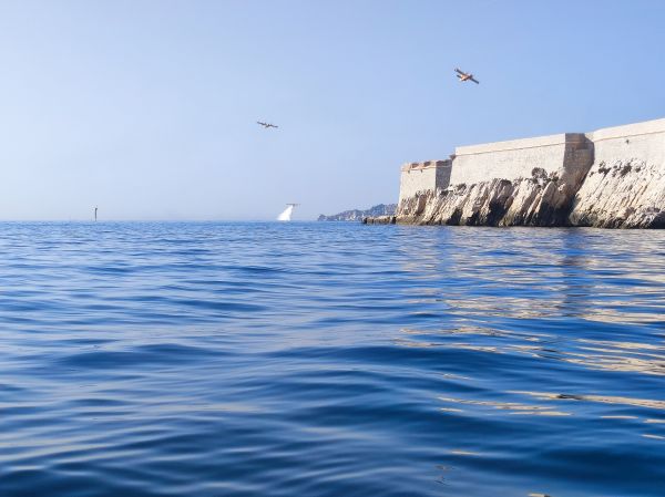 Luftangriff von Lschflugzeugen auf die Ruderboote Marseille 2022