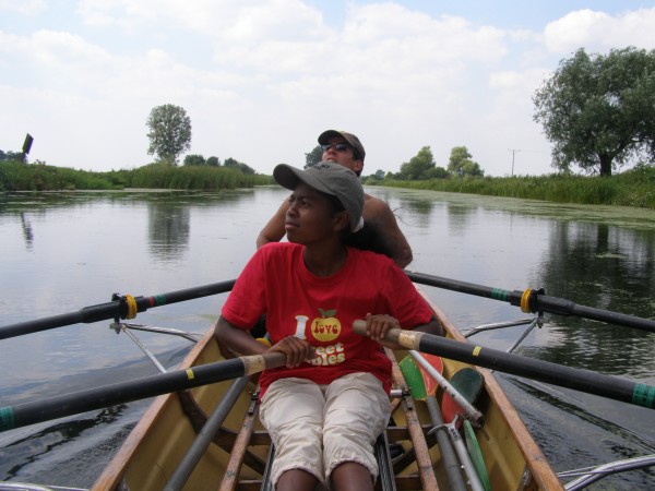 Nirina und Malte im Ruderboot Bromberger Kanal P09