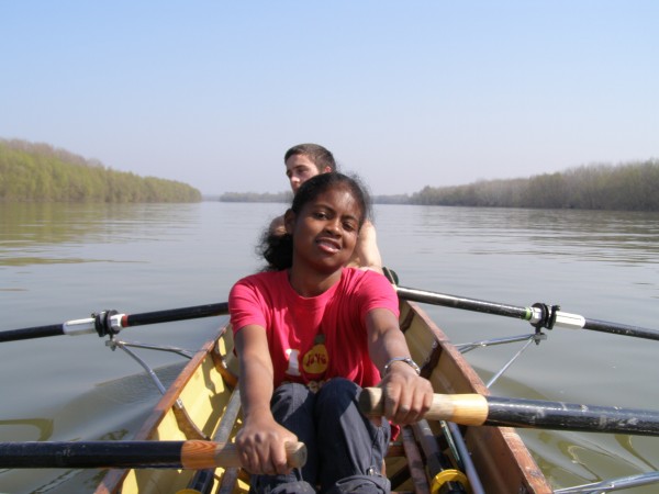 Nirina und Viktor im Ruderboot Donau DD10