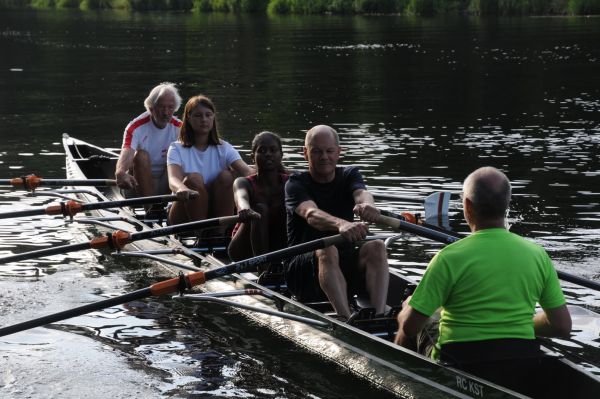 Olaf Scholz im Marathon Ruderboot auf dem Teltowkanal 2021