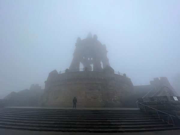 Porta Westfalica Denkmal im Nebel Weser 2023