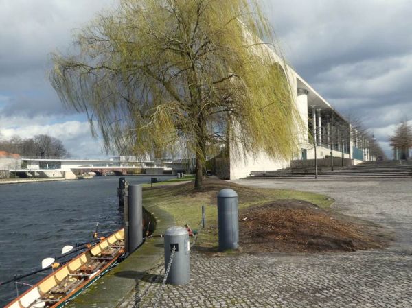 Ruderboot am Bundeskanzleramt 2017