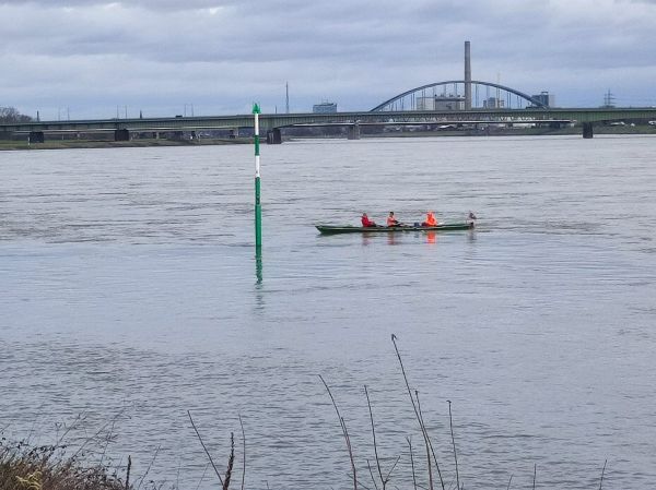 Ruderboot am Hafen Neuss Silvester 2022