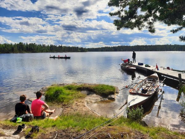 Ruderboot an einer Wildnishtte Inari 2022