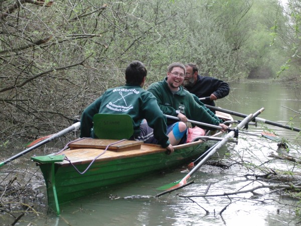 Ruderboot haengt im Hindernis fest DD10