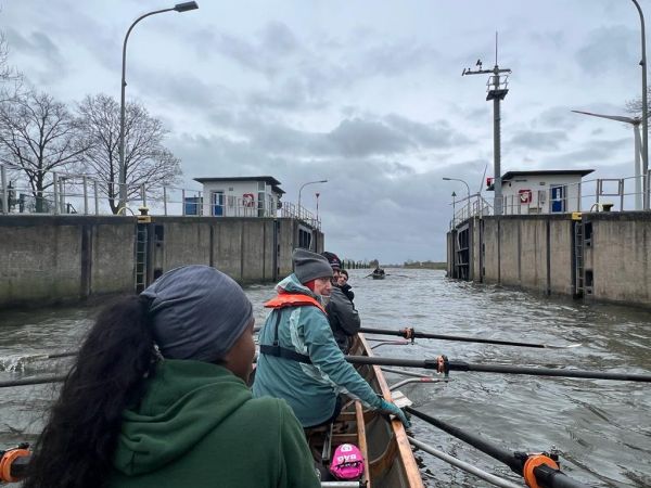 Ruderboot in Weserschleuse 2023