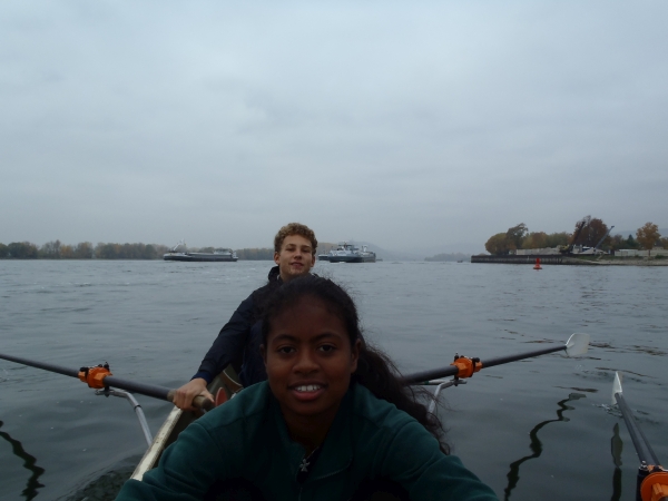 Ruderboot kurz vor Bingen Rhein 2015