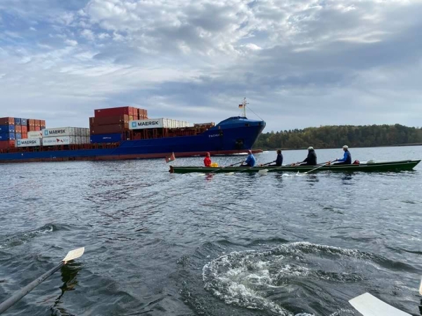 Ruderboot mit Containerfrachter 2020