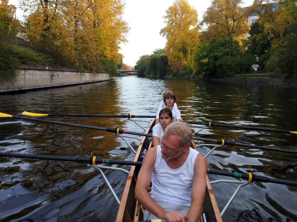 Ruderboot vor dem Urbanhafen Kreuzberg Wiking 2012