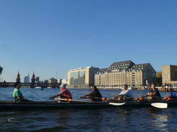 Ruderboot vor der Oberbaumbruecke Wiking 2018