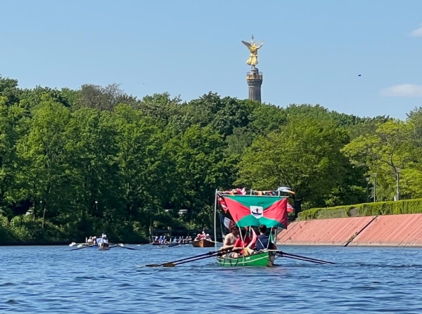 Ruderboot vor der Siegessule 2023