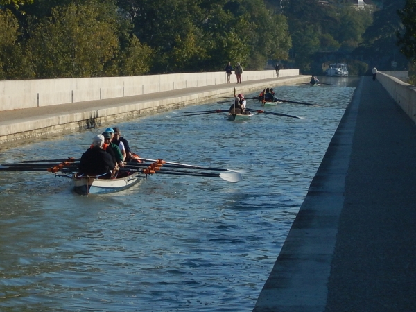 Ruderboote auf der Bruecke ueber die Garonne Midi 2018