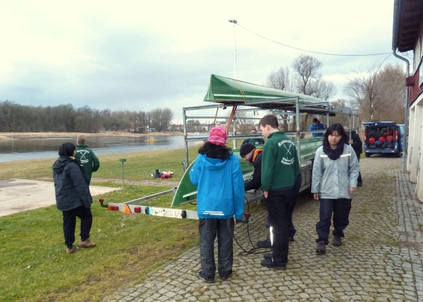 Ruderboote aufladen in Coswig 2015