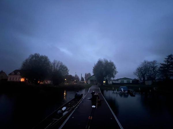 Ruderboote starten vor Sonnenaufgang in Werder November 2022