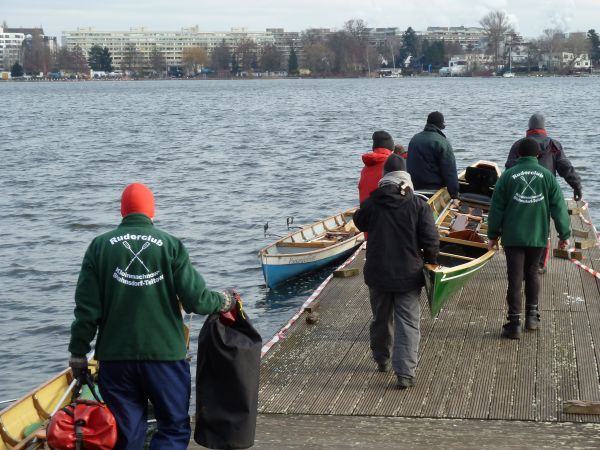 Ruderer am Steg in Spandau Ka11