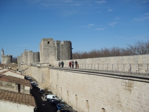 Ruderer auf der Stadtmauer Aigues Mortes 2014